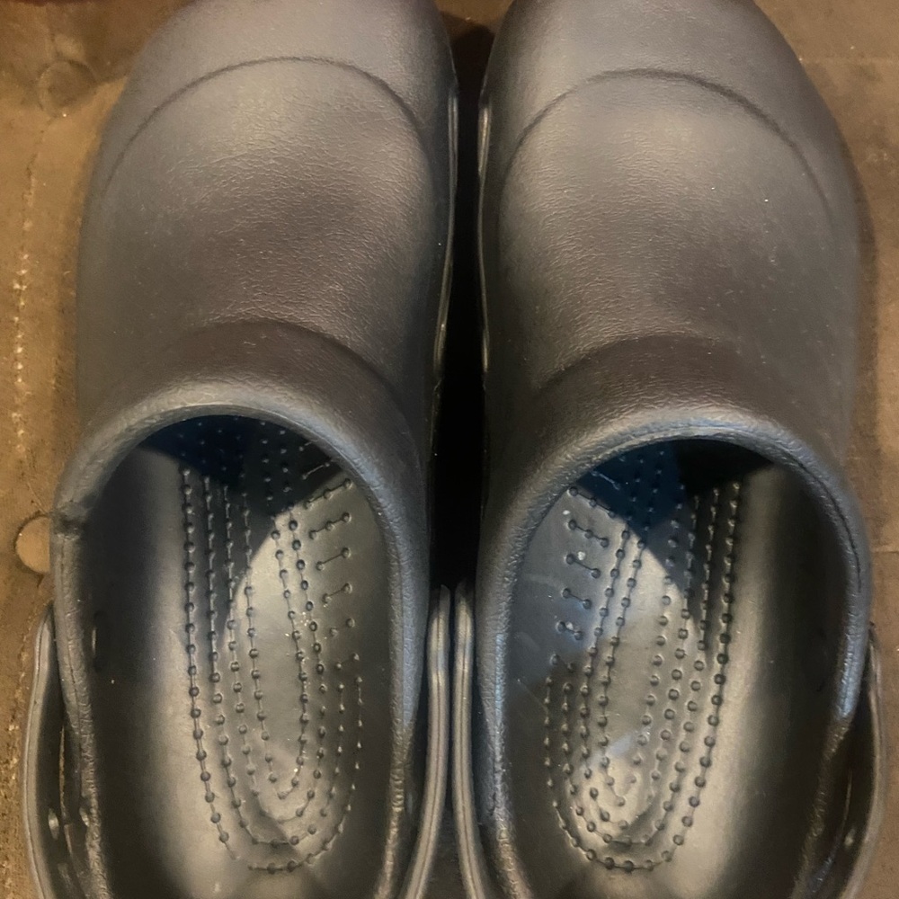 Crocs black women 12 men 10
